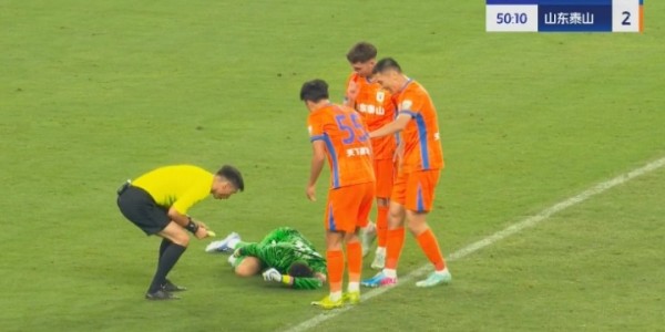 比赛第51分钟，王大雷开球时遭蒋圣龙犯规，蒋圣龙吃到黄牌