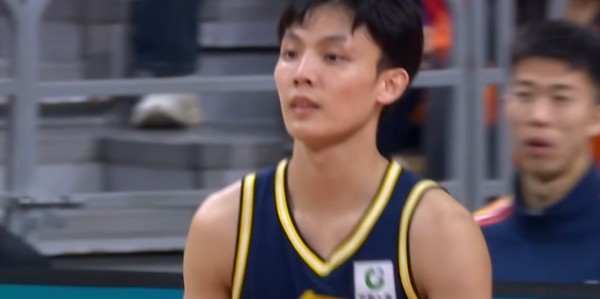开云APP-CBA惨案！广东狂输上海40分，杜锋被钉耻辱柱，徐杰胡明轩16中1